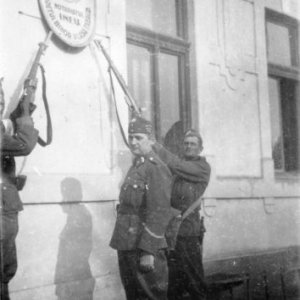 Magyar katonák a kőröskisjenői román jegyzői hivatal előtt (Forrás: Fortepan)

